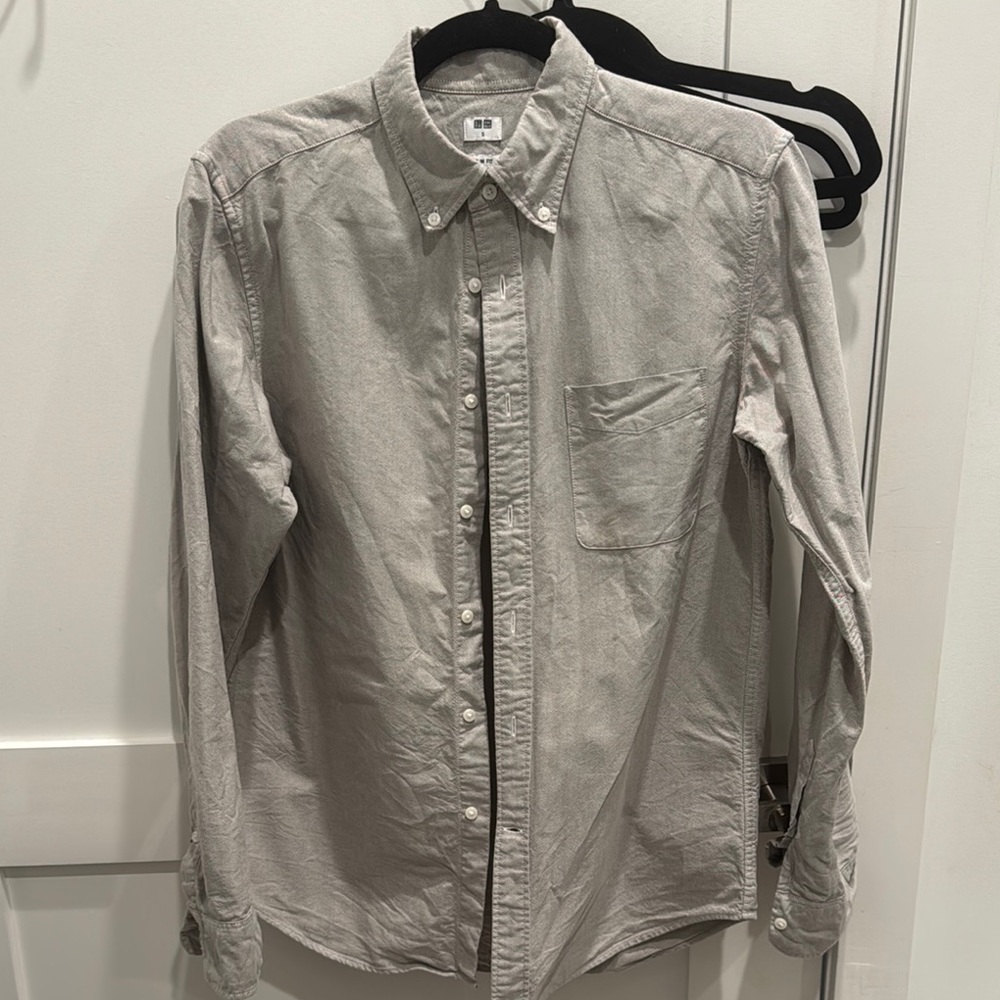 Uniqlo Gray Casual Button Down Shirt with Long Sleeves